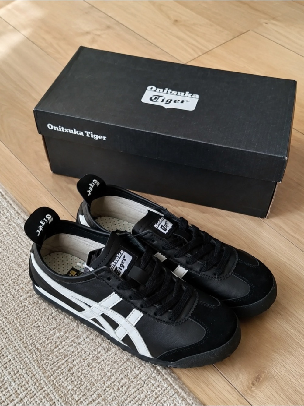 Onitsuka Tiger by Asics Men's Black & White Classic Sneaker